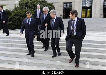 Il presidente francese Nicolas Sarkozy è raffigurato affiancato dall'ambasciatore francese negli Stati Uniti Pierre Vimont, dal suo consigliere diplomatico e scerpa Jean-David Levitte e dal suo consulente per la comunicazione Franck Louvrier a Washington, DC, USA, il 12 aprile 2010. Foto di Elodie Gregoire/ABACAPRESS.COM Foto Stock