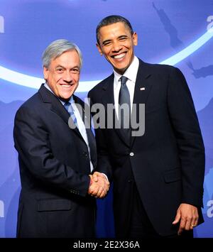 Il presidente AMERICANO Barack Obama (R) dà il benvenuto al presidente cileno Sebastian Pinera al vertice sulla sicurezza nucleare del Washington Convention Center di Washington, DC, USA, il 12 aprile 2010. Foto di Ron Sachs/ABACAPRESS.COM Foto Stock