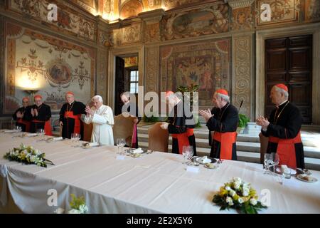 Papa Benedetto XVI ha ondeggiato durante un pranzo offerto ai cardinali in occasione del suo quinto anniversario di pontificato , nella Sala Ducale, in Vaticano, a Roma, Italia, il 19 aprile 2010. Foto di ABACAPRESS.COM Foto Stock