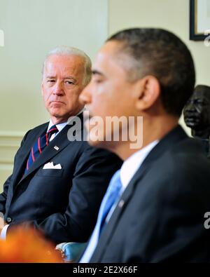 Il Vice Presidente Joe Biden (L) guarda avanti mentre il Presidente degli Stati Uniti Barack Obama fa una dichiarazione ai media mentre incontra i leader bipartisan del Senato e i leader bipartisan del Comitato giudiziario del Senato nell'Ufficio ovale per discutere la vacanza della Corte Suprema lasciata dal pensionamento di Justice Stevens a Washington DC, USA il 21 aprile 2010. Foto di Ron Sachs/ABACAPRESS.COM Foto Stock
