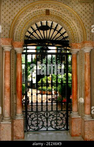 'Patio' raffigurato a Cordova, Spagna il 2009 maggio. Ogni mese di maggio a Cordova (Spagna), dal 1918, è possibile ammirare l'unico 'festival' di giardini e fiori chiamato 'Fiesta de los patios Cordobeses'. Ogni anno gareggia più di 50 giardini, o 'patios', per il primo posto e l'onore di essere riconosciuto il giardino più bello di Cordova. Quest'anno l'evento si svolgerà tra il 5 e il 16 maggio. Foto di Almagro/ABACAPRESS.COM Foto Stock