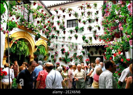 'Patio' raffigurato a Cordova, Spagna il 2009 maggio. Ogni mese di maggio a Cordova (Spagna), dal 1918, è possibile ammirare l'unico 'festival' di giardini e fiori chiamato 'Fiesta de los patios Cordobeses'. Ogni anno gareggia più di 50 giardini, o 'patios', per il primo posto e l'onore di essere riconosciuto il giardino più bello di Cordova. Quest'anno l'evento si svolgerà tra il 5 e il 16 maggio. Foto di Almagro/ABACAPRESS.COM Foto Stock