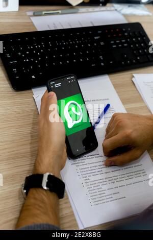 Antalya, TURCHIA - 10 gennaio 2021. Schermo smartphone iPhone 11 con logo Whatsapp. Foto Stock