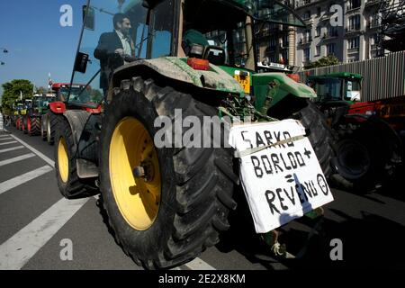 Gli agricoltori francesi dimostrano con i loro trattori, Place de la Bastille a Parigi, in Francia, il 27 aprile 2010 contro la riduzione dei salari e di denunciare la politica agricola europea. Foto di Jean-Luc Luyssen/ABACAPRESS.COM Foto Stock