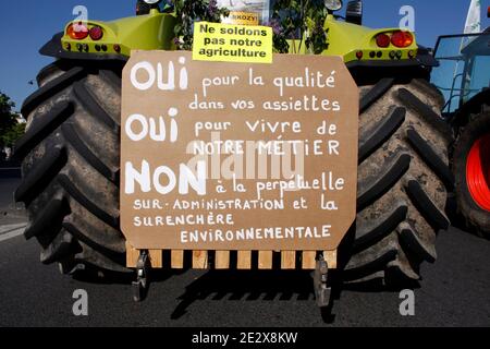 Gli agricoltori francesi dimostrano con i loro trattori, Place de la Bastille a Parigi, in Francia, il 27 aprile 2010 contro la riduzione dei salari e di denunciare la politica agricola europea. Foto di Jean-Luc Luyssen/ABACAPRESS.COM Foto Stock