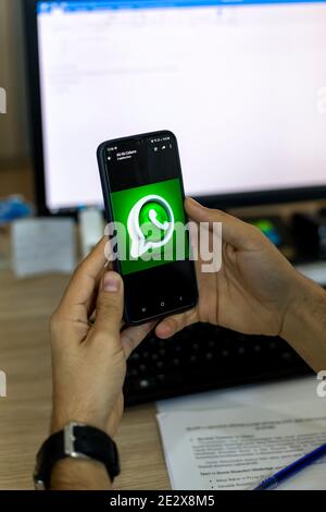 Antalya, TURCHIA - 10 gennaio 2021. Schermo smartphone iPhone 11 con logo Whatsapp. Foto Stock