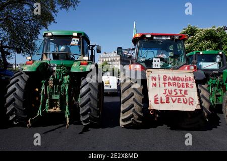 Gli agricoltori francesi dimostrano con i loro trattori, Place de la Bastille a Parigi, in Francia, il 27 aprile 2010 contro la riduzione dei salari e di denunciare la politica agricola europea. Foto di Jean-Luc Luyssen/ABACAPRESS.COM Foto Stock