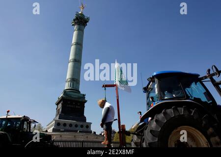 Gli agricoltori francesi dimostrano con i loro trattori, Place de la Bastille a Parigi, in Francia, il 27 aprile 2010 contro la riduzione dei salari e di denunciare la politica agricola europea. Foto di Jean-Luc Luyssen/ABACAPRESS.COM Foto Stock