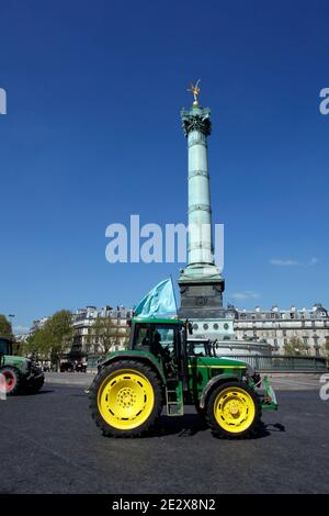 Gli agricoltori francesi dimostrano con i loro trattori, Place de la Bastille a Parigi, in Francia, il 27 aprile 2010 contro la riduzione dei salari e di denunciare la politica agricola europea. Foto di Jean-Luc Luyssen/ABACAPRESS.COM Foto Stock