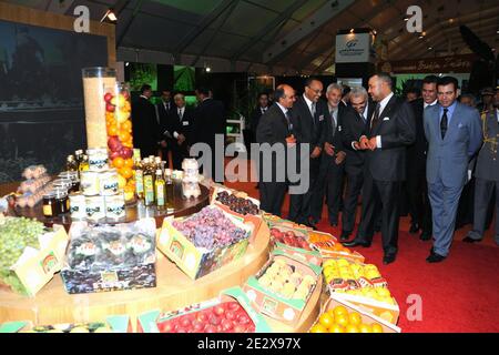 Il re del Marocco Mohammed VI (C), accompagnato dal fratello Prince Moulay Rachid (R), presiede la cerimonia di apertura della V Fiera Internazionale dell'Agricoltura, conosciuta come SIAM a Meknes, Marocco, il 28 aprile 2010. Foto di Balkis Press/ABACAPRESS.COM Foto Stock