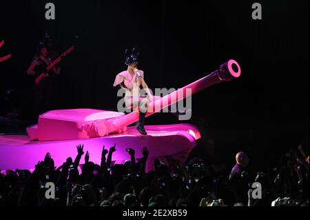La cantante barbadiana Rihanna si esibisce dal vivo a Ginevra, Svizzera, il 27 aprile 2010. Foto di Loona/ABACAPRESS.COM Foto Stock