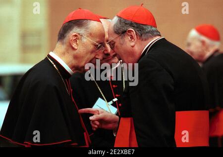 Una visita nel cuore del Vaticano, il più piccolo stato del mondo. Cardinali in Vaticano il 5 maggio 2001. Foto di Eric Vandeville/ABACAPRESS.COM Foto Stock