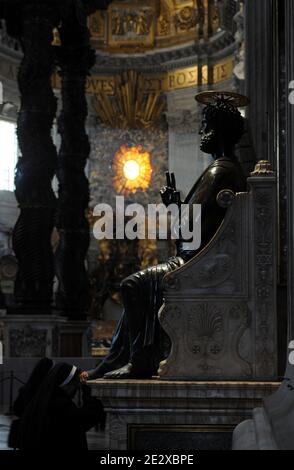 Una visita nel cuore del Vaticano, il più piccolo stato del mondo. Basilica di San Pietro: Sulle scale di innumerevoli adoratori davanti a lei, una suora bacia il piede di bronzo di San Pietro, primo vescovo di Roma. Tradizionalmente attribuita allo scultore del XIII secolo Arnolfo di Cambio, la statua poggia su una sedia in marmo rinascimentale in cima ad un piedistallo diaspro del XVIII secolo nella basilica. Il piede esteso è stato indossato liscio attraverso i secoli di venerazione. Città del Vaticano il 2010 gennaio. Foto di Eric Vandeville/ABACAPRESS.COM Foto Stock