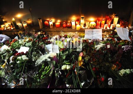 Tributo davanti al ramo della banca Marfin Egnatia, dove tre persone sono state uccise durante la manifestazione ad Atene, in Grecia, il 6 maggio 2010. Tre persone, una delle quali una donna incinta, sono state uccise quando i greci protestavano contro le misure di austerità del governo gettavano bombe a benzina contro una banca. Sono scoppiate rivolte in tutta la capitale greca durante una massiccia protesta contro le drastiche misure di austerità introdotte per garantire prestiti di salvataggio per l'economia quasi fallita del paese. Foto di Mousse/ABACAPRESS.COM Foto Stock