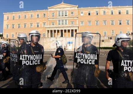 I poliziotti greci si scontrano con i manifestanti davanti al parlamento ad Atene, in Grecia, il 6 maggio 2010. Sono scoppiate rivolte in tutta la capitale greca durante una massiccia protesta contro le drastiche misure di austerità introdotte per garantire prestiti di salvataggio per l'economia quasi fallita del paese. Foto di Mousse/ABACAPRESS.COM Foto Stock