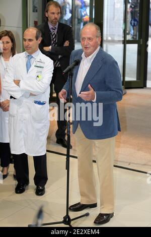 Il re spagnolo Juan Carlos i parla alla stampa mentre lascia la Clinica di Barcellona, Spagna, il 11 maggio 2010 dopo l'intervento chirurgico per rimuovere un tumore benigno dal suo polmone destro. Foto di Almagro/ABACAPRESS.COM Foto Stock