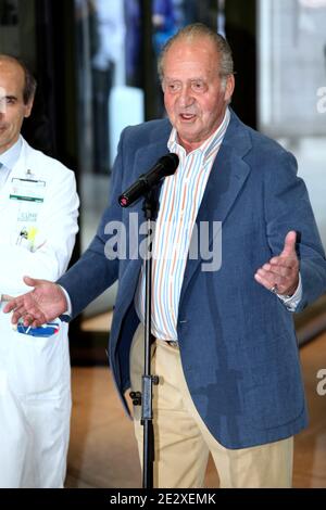 Il re spagnolo Juan Carlos i parla alla stampa mentre lascia la Clinica di Barcellona, Spagna, il 11 maggio 2010 dopo l'intervento chirurgico per rimuovere un tumore benigno dal suo polmone destro. Foto di Almagro/ABACAPRESS.COM Foto Stock