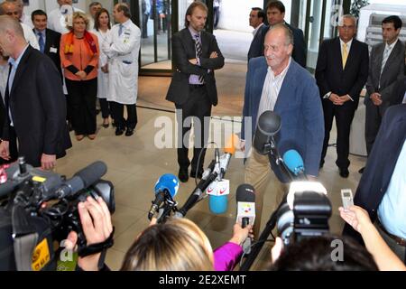 Il re spagnolo Juan Carlos i parla alla stampa mentre lascia la Clinica di Barcellona, Spagna, il 11 maggio 2010 dopo l'intervento chirurgico per rimuovere un tumore benigno dal suo polmone destro. Foto di Almagro/ABACAPRESS.COM Foto Stock