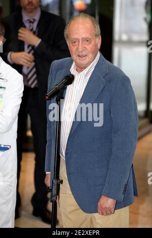 Il re spagnolo Juan Carlos i parla alla stampa mentre lascia la Clinica di Barcellona, Spagna, il 11 maggio 2010 dopo l'intervento chirurgico per rimuovere un tumore benigno dal suo polmone destro. Foto di Almagro/ABACAPRESS.COM Foto Stock