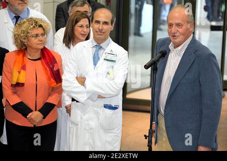 Il re spagnolo Juan Carlos i parla alla stampa mentre lascia la Clinica di Barcellona, Spagna, il 11 maggio 2010 dopo l'intervento chirurgico per rimuovere un tumore benigno dal suo polmone destro. Foto di Almagro/ABACAPRESS.COM Foto Stock