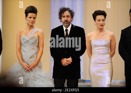 Kate Beckinsale, Kristin Scott Thomas e Tim Burton in occasione della prima di Ridley Scott's Robin Hood, presentati fuori concorso durante la cerimonia di apertura del 63° Festival di Cannes a Cannes, Francia meridionale, il 12 maggio 2010. Foto di Hahn-Nebinger-Orban/ABACAPRESS.COM Foto Stock