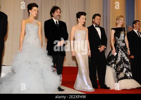 Kate Beckinsale, Tim Burton, Kristin Scott Thomas, Russell Crowe, Cate Blanchett e Emmanuel Carrere alla prima di Ridley Scott's Robin Hood, presentati fuori concorso durante la cerimonia di apertura del 63° Festival di Cannes a Cannes, Francia meridionale, il 12 maggio 2010. Foto di Hahn-Nebinger-Orban/ABACAPRESS.COM Foto Stock