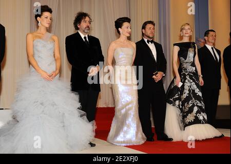 Kate Beckinsale, Tim Burton, Kristin Scott Thomas, Russell Crowe, Cate Blanchett e Emmanuel Carrere alla prima di Ridley Scott's Robin Hood, presentati fuori concorso durante la cerimonia di apertura del 63° Festival di Cannes a Cannes, Francia meridionale, il 12 maggio 2010. Foto di Hahn-Nebinger-Orban/ABACAPRESS.COM Foto Stock