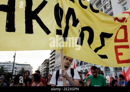 I manifestanti si sono rivolti al Parlamento durante le manifestazioni contro le misure di austerità organizzate da GSEE e ADEDY, i maggiori sindacati greci per il settore pubblico e privato, il 12 maggio 2010 ad Atene. Foto di Stefania Mizara/ABACAPRESS.COM Foto Stock