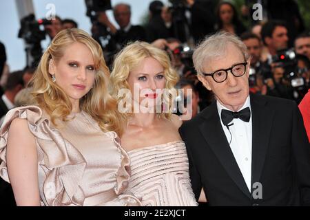 Lucy Punch, Naomi Watts, regista Woody Allen che arriva alla proiezione di 'You Will Meet A Tall Dark Stranger' presentato fuori concorso durante il 63° Festival di Cannes a Cannes, Francia meridionale, il 15 maggio 2010. Foto di Hahn-Nebinger-Orban/ABACAPRESS.COM Foto Stock