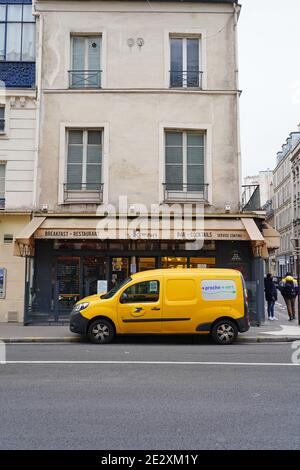 PARIGI, FRANCIA -5 GEN 2021- Vista di un pulmino di consegna della posta la Poste sulla strada a Parigi, Francia. Foto Stock