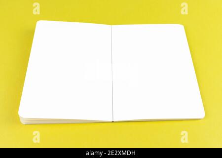 Apri copybook mock up su sfondo giallo con pagine bianche modificabile Foto Stock