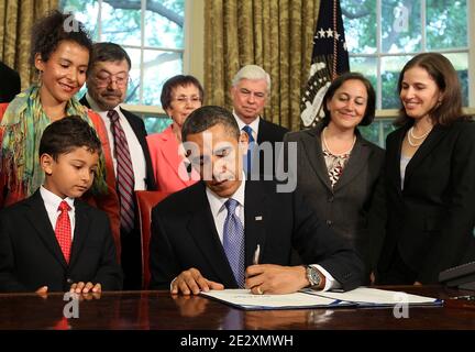 Il presidente DEGLI STATI UNITI Barack Obama firma il Daniel Pearl Freedom of Press Act mentre la vedova Mariane Pearl (L) e il figlio Adam Daniel Pearl (2nd-L), si trovano nelle vicinanze a Washington, DC, USA il 17 maggio 2010. L'atto, chiamato in onore di Daniel Pearl, il giornalista del Wall Street Journal, rapito e ucciso da estremisti islamici in Pakistan nel 2002, amplia l'esame della libertà di stampa in tutto il mondo nel rapporto annuale sui diritti umani del Dipartimento di Stato. Foto di Mark Wilson/ABACAPRESS.COM Foto Stock