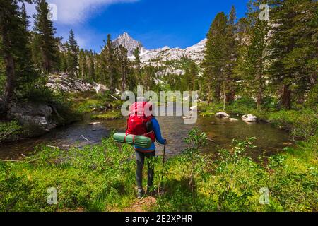 Backpacker sul sentiero Treasure Lakes a Bishop Creek, John Muir Wilderness, Sierra Nevada Mountains, California USA Foto Stock