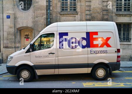 PARIGI, FRANCIA -5 GENNAIO 2021- Vista di un furgone FedEx sulla strada a Parigi, Francia. Foto Stock