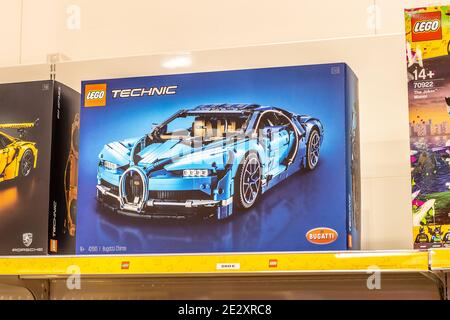 Blue Bugatti Chiron di LEGO Technic in vendita al Mondial Paris Motor Show 2018, sede della fiera LEGO Bugatti Foto Stock