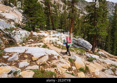 Backpacker sul sentiero Treasure Lakes, John Muir Wilderness, Sierra Nevada Mountains, California USA Foto Stock