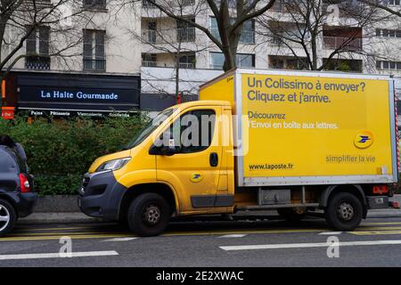 PARIGI, FRANCIA -5 GEN 2021- Vista di un pulmino di consegna della posta la Poste sulla strada a Parigi, Francia. Foto Stock