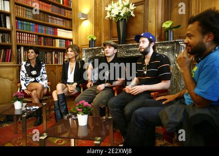 EXCLUSIF. (De g. A dr.) Reem Kherici, Isabelle Funaro, Michael Youn, Vincent Desagnat et Fabrice Eboue partecipate a une conference de presse de Presentation en avant-premiere du film 'Fatal Bazooka' (sortie le 16 juin 2010) a Lille, France le 19 mai 2010 Foto Stock