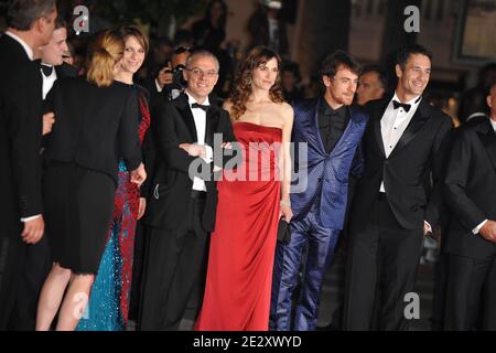 L'attore italiano Giorgio Colangeli, l'attrice italiana Alina Berzenteanu, l'attore italiano Marius Ignat, l'attrice italiana Isabella Ragonese, il regista italiano Daniele Luchetti, l'attrice italiana Stefania Montorsi e l'attore italiano Raoul Bova in arrivo per la proiezione di 'la nostra vita' presentata in concorso durante il 63° Festival di Cannes, Francia il 20 maggio 2010. Foto di Hahn-Nebinger-Orban/ABACAPRESS.COM Foto Stock