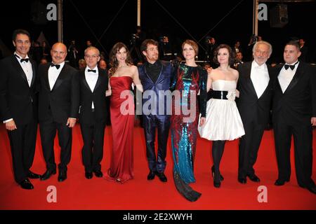 Attori italiani Elio Germano, Isabella Ragonese, Stefania Montorsi, regista italiano Daniele Luchetti, attrice italiana Alina Berzenteanu, attori italiani Raoul Bova, Marius Ignat, Luca Zingaretti e l'attore italiano Giorgio Colangeli in arrivo per la proiezione di 'la nostra vita' presentata in concorso durante il 63° Festival di Cannes, Francia il 20 maggio 2010. Foto di Hahn-Nebinger-Orban/ABACAPRESS.COM Foto Stock