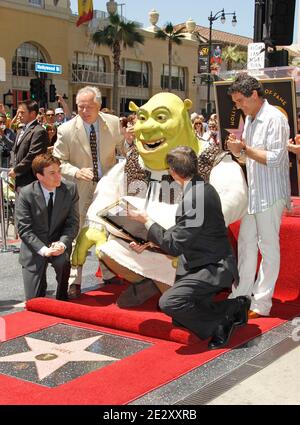 Mike Myers, Shrek, Antonio Banderas alla Hollywood Walk of Fame in onore di Shrek su Hollywood Boulevard, Hollywood, California. 20 maggio 2010. Foto di Baxter/ABACAPRESS.COM Foto Stock