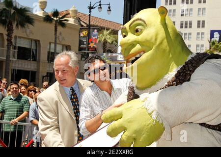 Mike Myers, Shrek, Antonio Banderas alla Hollywood Walk of Fame in onore di Shrek su Hollywood Boulevard, Hollywood, California. 20 maggio 2010. Foto di Baxter/ABACAPRESS.COM Foto Stock