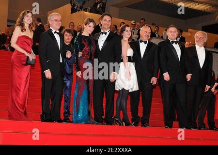 L'attore italiano Giorgio Colangeli, l'attrice italiana Alina Berzenteanu, l'attore italiano Marius Ignat, l'attrice italiana Isabella Ragonese, il regista italiano Daniele Luchetti, l'attrice italiana Stefania Montorsi e l'attore italiano Raoul Bova in arrivo per la proiezione di 'la nostra vita' presentata in concorso durante il 63° Festival di Cannes, Francia il 20 maggio 2010. Foto di Nicolas Genin/ABACAPRESS.COM Foto Stock