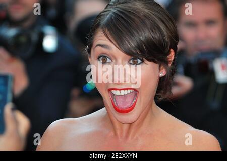 Emma De Caunes in arrivo per la proiezione del 'Fair Game' presentato in concorso durante il 63° Festival del Cinema di Cannes, in Francia, il 20 maggio 2010. Foto di Nicolas Genin/ABACAPRESS.COM Foto Stock