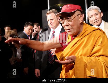 Sua Santità il Dalai lama parla durante una conferenza stampa alla radio City Music Hall di New York City, NY, USA il 20 maggio 2010. Foto di Donna Ward/ABACAPRESS.COM Foto Stock