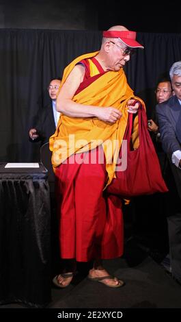 Sua Santità il Dalai lama parla durante una conferenza stampa alla radio City Music Hall di New York City, NY, USA il 20 maggio 2010. Foto di Donna Ward/ABACAPRESS.COM Foto Stock