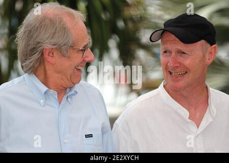 Il regista Ken Loach e Paul Laverty frequentano la Photocall 'Route Irish' al Palais des Festivals durante il 63° Festival annuale del cinema di Cannes, in Francia, il 21 maggio 2010. Foto di Nicolas Genin/ABACAPRESS.COM Foto Stock