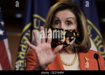 Washington, Distretto di Columbia, Stati Uniti. 15 gennaio 2021. La Presidente della Camera NANCY PELOSI (D-CA) tiene la sua conferenza stampa settimanale sull'impeachment di Trump oggi a Capitol Hill. Credit: Lenin Nolly/ZUMA Wire/Alamy Live News Foto Stock