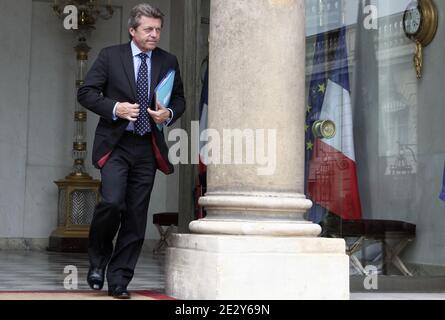 Alain Joyandet, ministro francese degli Affari esteri e della Francofonia, lascia il Palazzo Elysee dopo la riunione settimanale del gabinetto tenutasi a Parigi il 2 giugno 2010. Foto di Stephane Lemouton/ABACAPRESS.COM Foto Stock