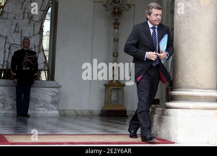 Alain Joyandet, ministro francese degli Affari esteri e della Francofonia, lascia il Palazzo Elysee dopo la riunione settimanale del gabinetto tenutasi a Parigi il 2 giugno 2010. Foto di Stephane Lemouton/ABACAPRESS.COM Foto Stock